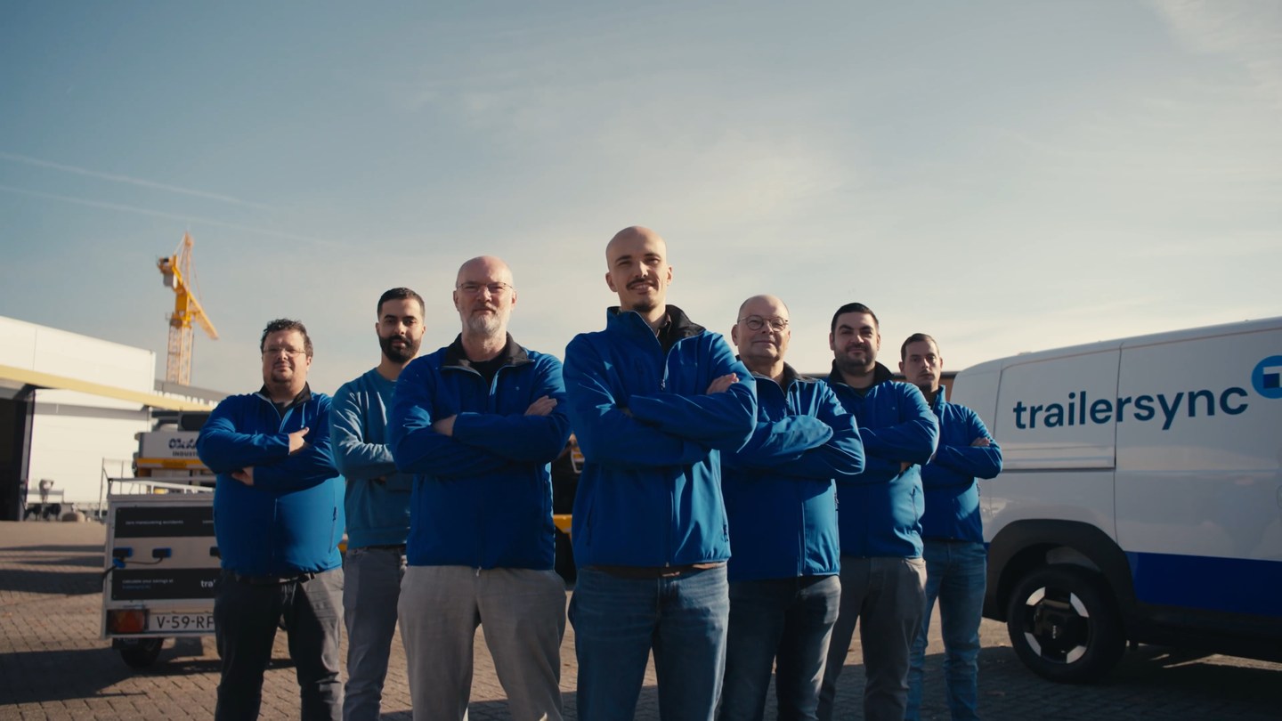 Het Trailersync-team bij de bedrijfswagens